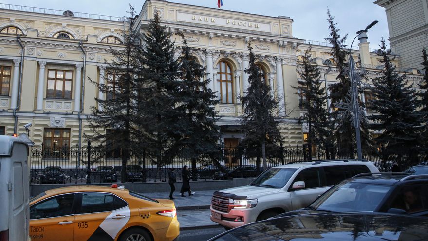 La bandera nacional rusa ondea en lo alto de la sede del Banco de Rusia en Moscú (Rusia), este 28 de febrero de 2022. EFE/EPA/Sergei Ilnitsky
