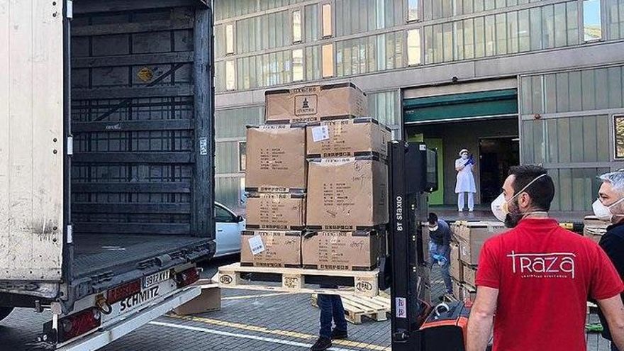 Reparto de material sanitario en Valdecilla.