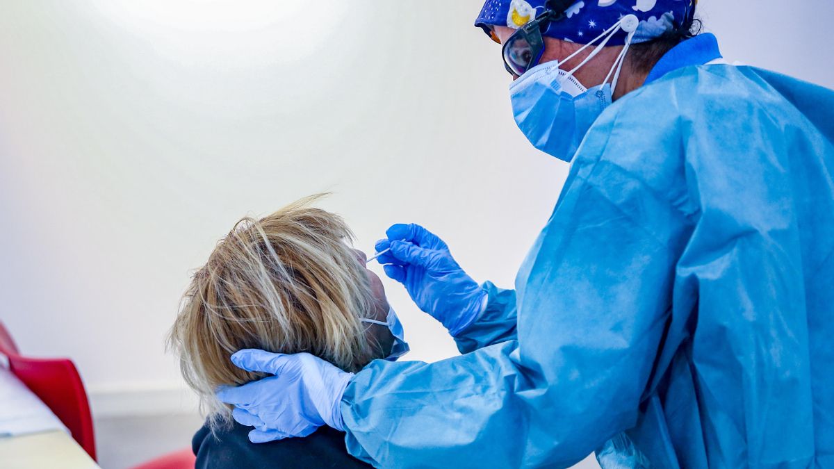 Un sanitario toma muestras a una mujer