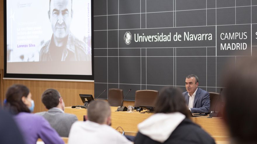 Lorenzo Silva, en un encuentro con estudiantes de secundaria y bachillerato