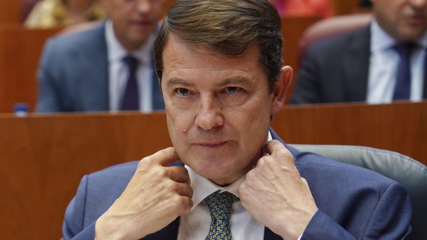 Mañueco muestra su apoyo públicamente a los funcionarios ocho días después del intento de asalto a la Delegación Territorial de Salamanca