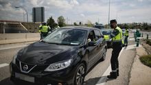 Un guardia civil da el alto a un vehículo en el punto kilométrico 19 de la A6 en Madrid durante la Semana Santa de 2020