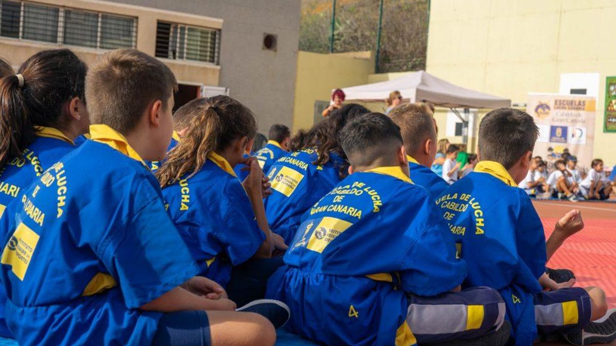 Alumnos de las escuelas de lucha canaria.