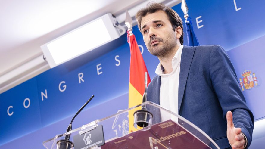 Archivo - El portavoz de Podemos Javier Sánchez Serna durante una rueda de prensa anterior a la reunión de la Junta de Portavoces, en el Congreso de los Diputados, a 14 de septiembre de 2023, en Madrid (España).
