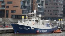 Vista general del barco de rescate a refugiados "Sea Watch 2" en el puerto de Hamburgo (Alemania).