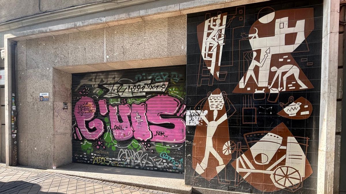 Mural de César Manrique, situado en la calle Santa Cruz de Marcenado, número 9, en Madrid.