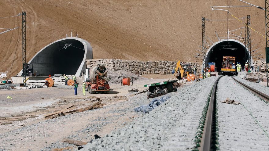 Las obras de la línea Córdoba-Málaga del AVE trabajando en Valle de Abdalajís en 2007