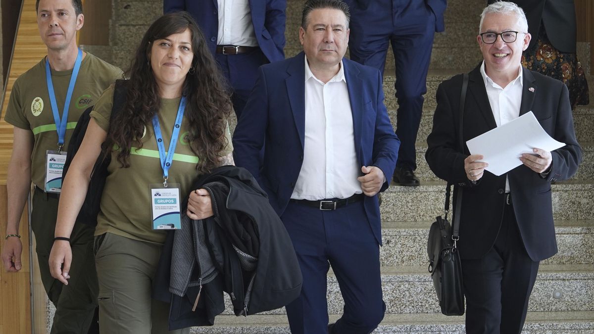 La delegada de Medio Ambiente de CSIF, Sara Mateos (2i), y los procuradores Ángel Ceña (d), de Soria ¡Ya!, y Luis Mariano Santos (2d), de UPL.