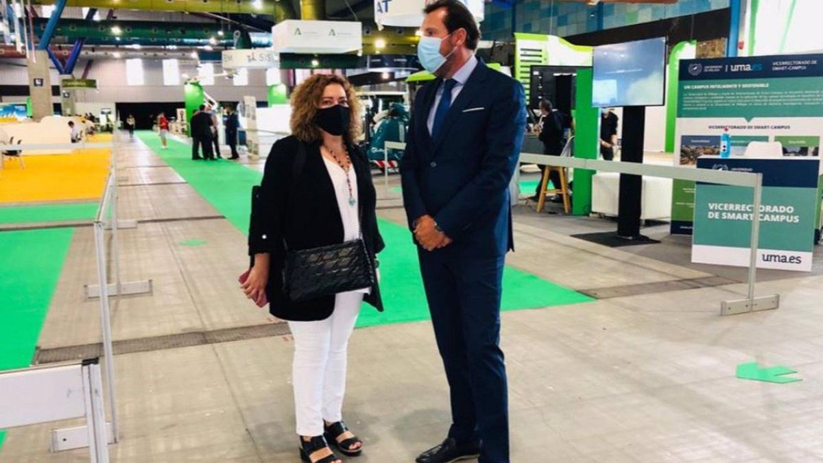 El alcalde, Óscar Puente, y la concejal Charo Chávez, en el Foro Green Cities de Málaga.