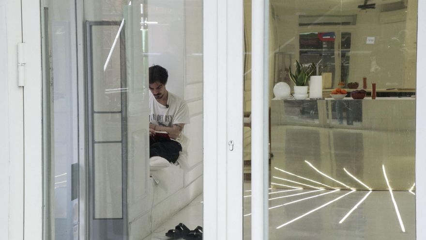 Aprendiendo a estar solo: la experiencia de un músico tras un escaparate en el centro de Madrid