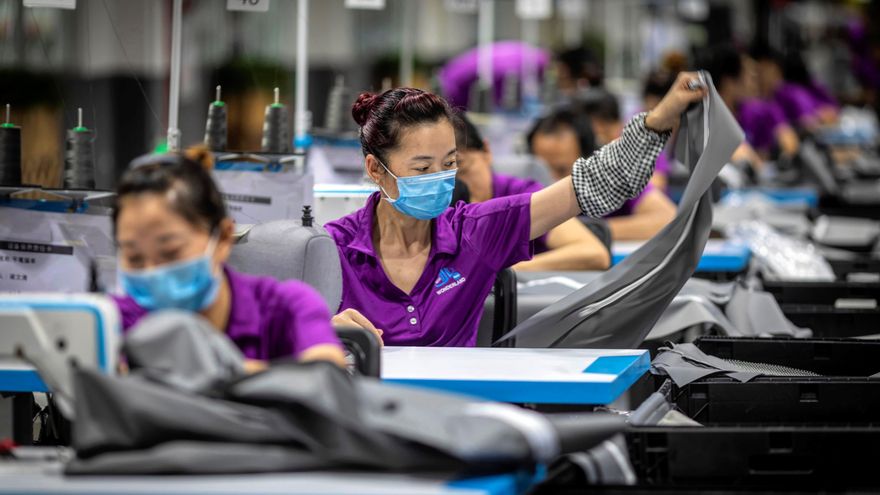 Empleados trabajan en una fábrica de productos para bebés en Dongguan (China).  EFE/ Aleksandar Plavevski/Archivo