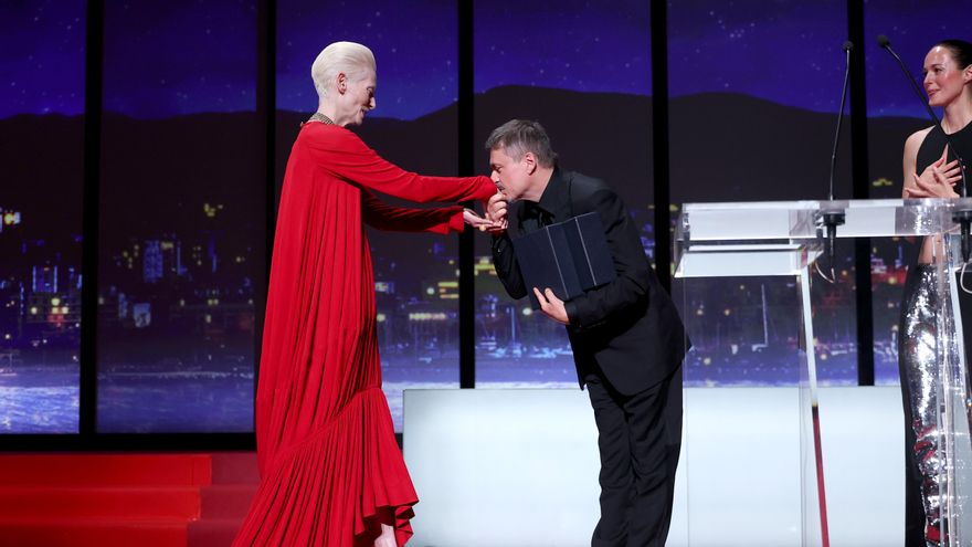 Cristian Mungiu besa a Tilda Swinton al recoger la Palma de Oro por 'Fjord'