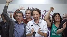 Pablo Iglesias, Juan Carlos Monedero y Teresa Rodríguez celebran los cinco eurodiputados que consiguieron en las elecciones / EFE