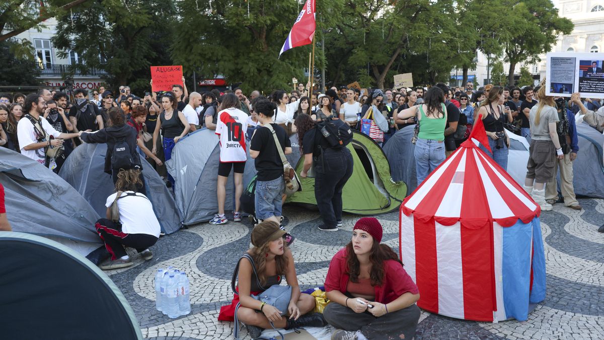 Decenas de manifestantes este 17 de octubre, en la Plaza Rossio, durante la protesta de vivienda '¿Harto? ¡Entonces monta tu tienda de campaña!'.