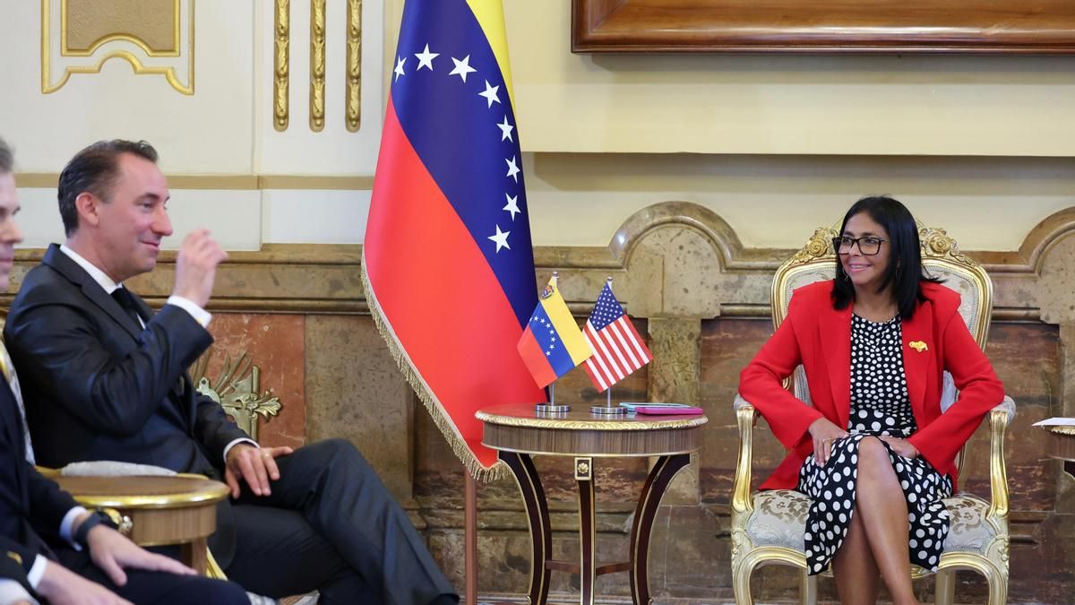 La presidenta encargada de Venezuela, Delcy Rodríguez, junto al director ejecutivo del Consejo Nacional de Dominio Energético de Estados Unidos, Jarrod Agen.