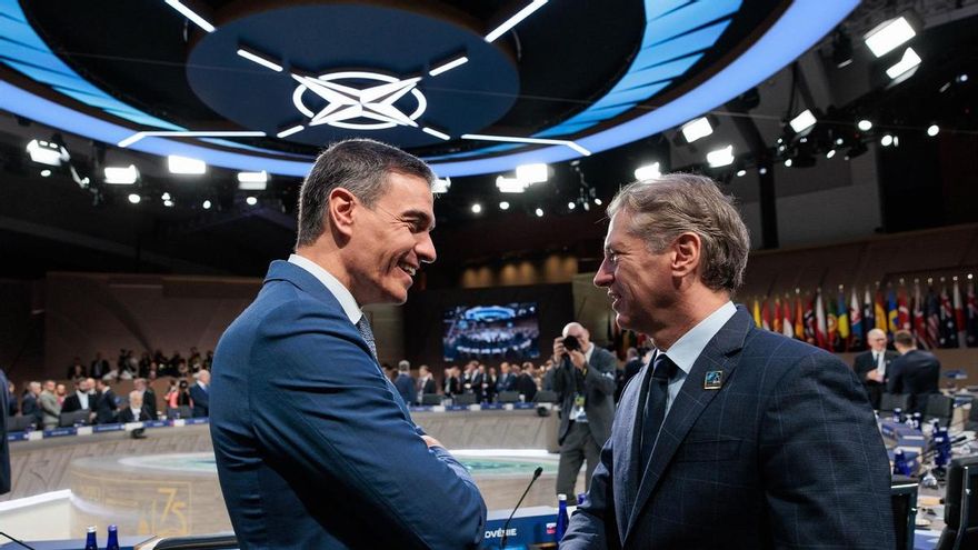 El presidente del Gobierno, Pedro Sánchez (i) participa en la última jornada de la Cumbre de la OTAN, en el Centro de Convenciones Walter E. Washington, a 11 de julio de 2024, en Washington (Estados Unidos)