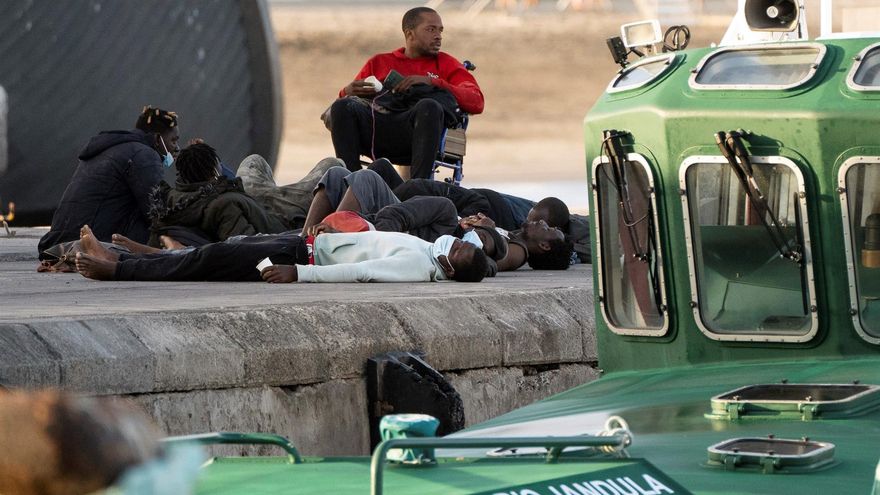 Personas rescatadas este sábado por Salvamento Marítimo, en el Puerto de Los Cristianos. EFE/Ramón de la Rocha