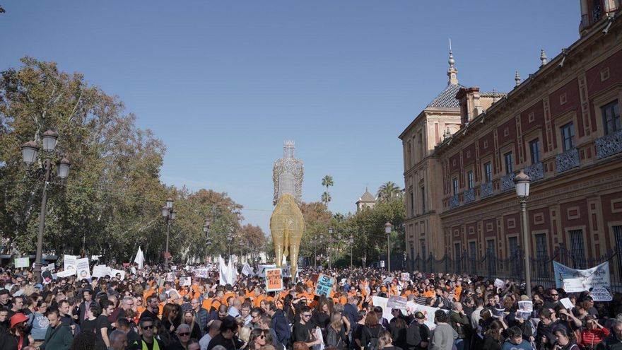 El sector andaluz de la discapacidad lleva sus reivindicaciones ante Juan Manuel Moreno: "¡No es caridad, son derechos!"