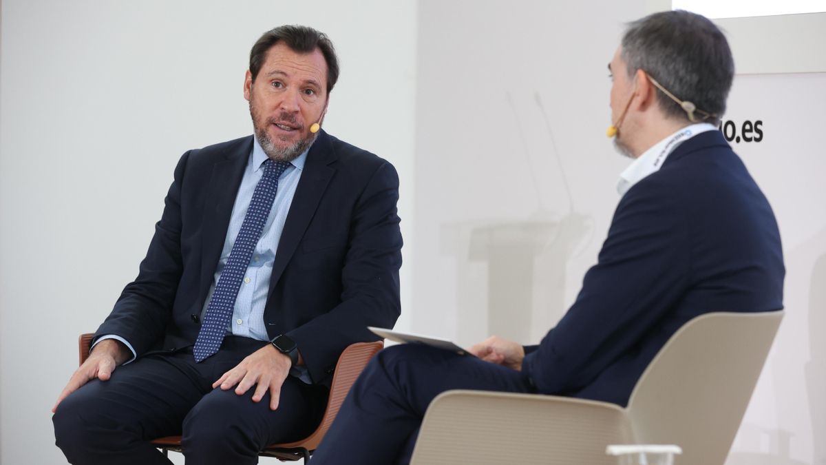 Óscar Puente, ministro de Transportes y Movilidad Sostenible del Gobierno de España, e Ignacio Escolar, director de elDiario.es