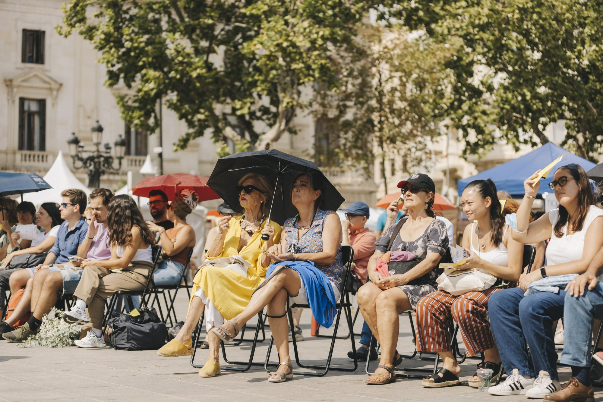 El público resiste la jornada de sol en el segundo día de programa del Festival de elDiario.es