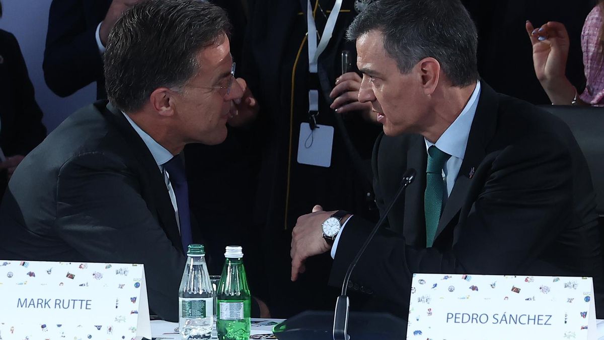 El presidente del Gobierno, Pedro Sánchez, conversa con el secretario general de la OTAN, Mark Rutte, durante la cumbre de la Comunidad Política Europea, el pasado 16 de mayo, en Tirana (Albania).
