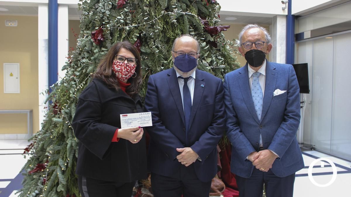 El decano del Colegio de Abogados de Córdoba, Carlos Arias López, entrega las ayudas destinadas a asociaciones y ONG