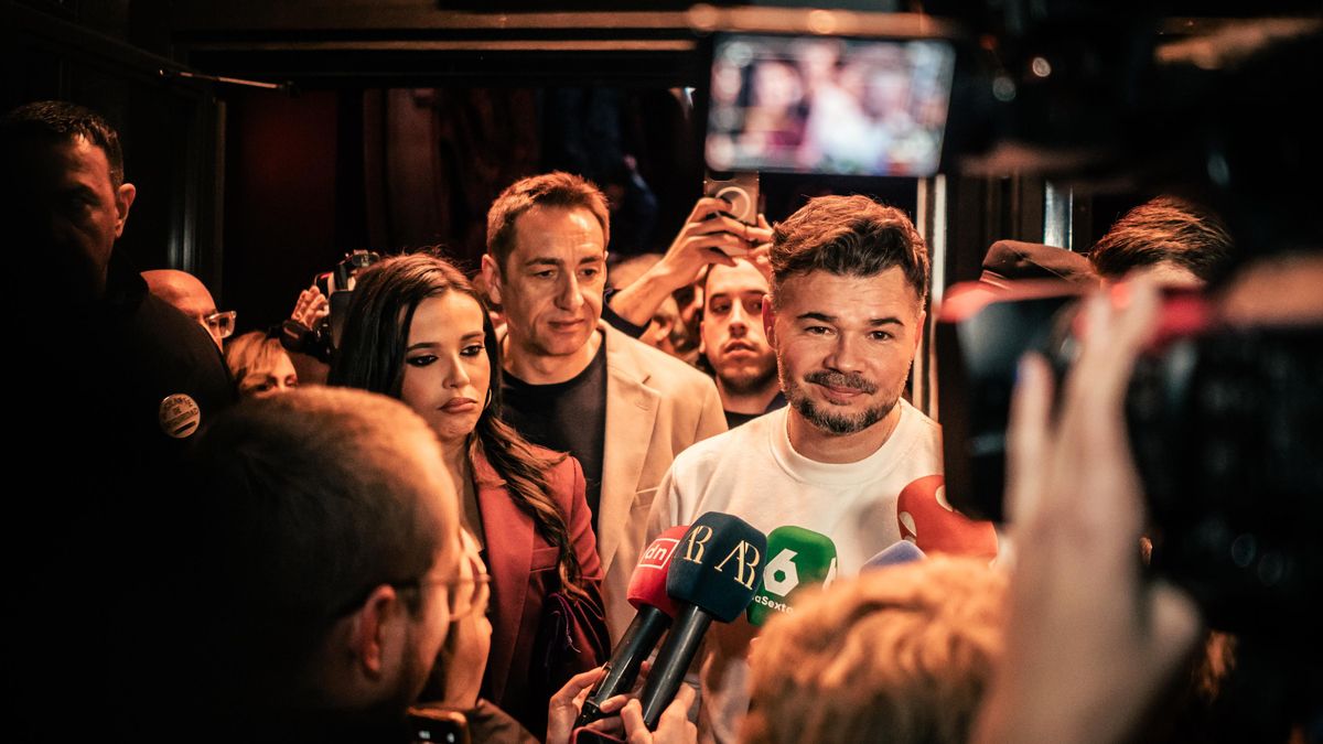 Rufián y Delgado atienden a los medios a la salida de su diálogo sobre el futuro de la izquierda el 18 de febrero.