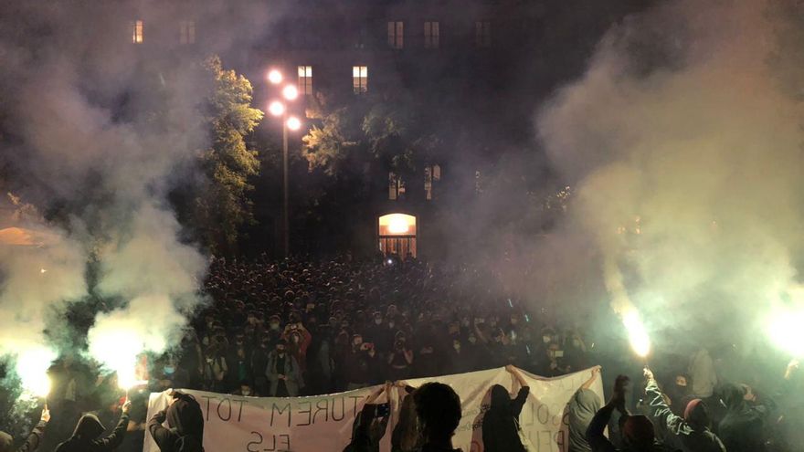 Un millar de personas protestan en Barcelona por el desalojo de un centro ocupado y contra los desahucios