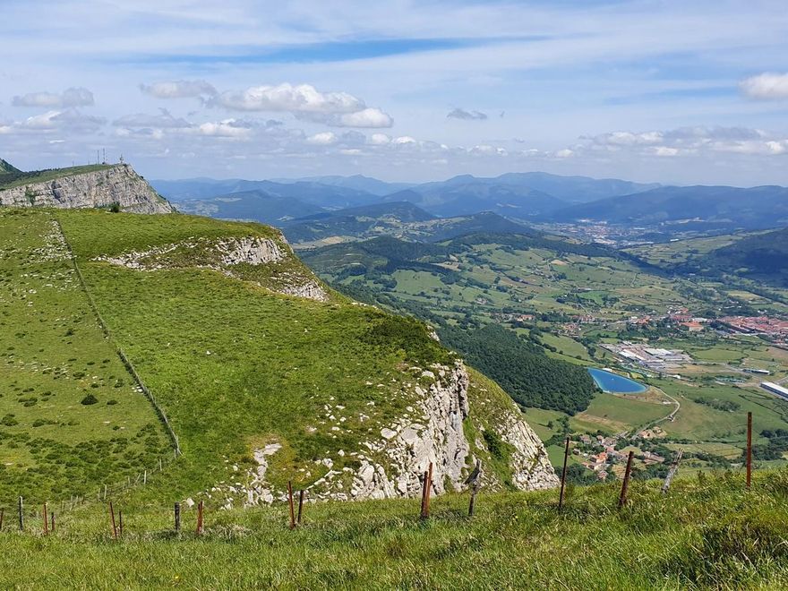 Alturas de la Sierra Sálvada. Sus paredes verticales encierran el Valle de Orduña.