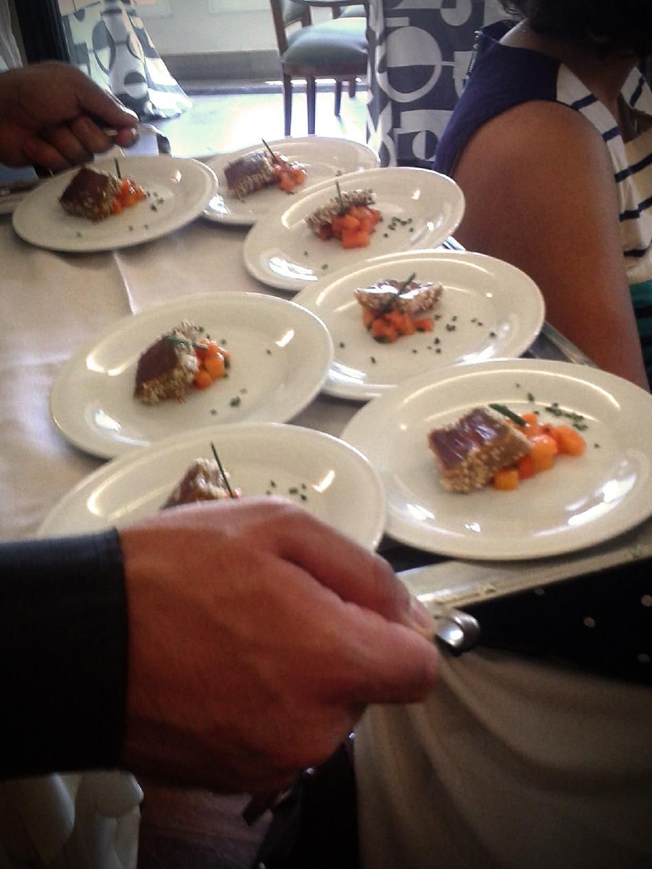 Tataki de atún con pincho de papaya. (Carlota VE).