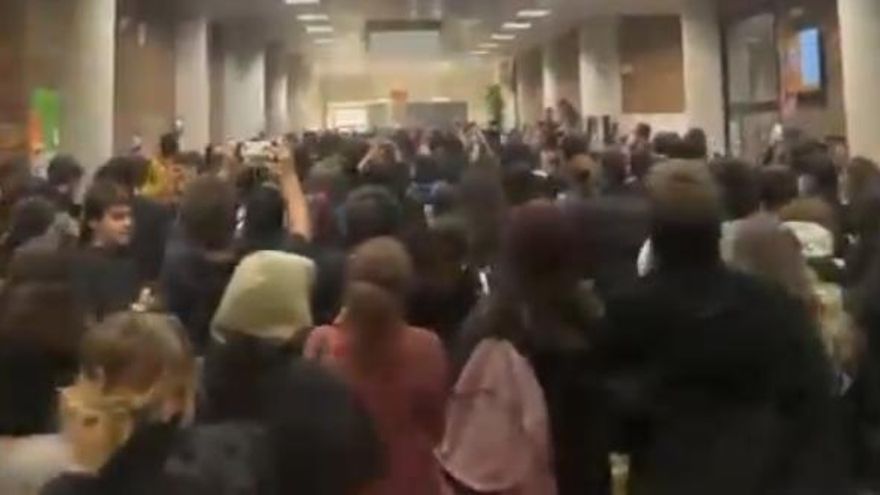 Centenares de estudiantes evitan un acto de Espinosa de los Monteros en la facultad de políticas de la Complutense