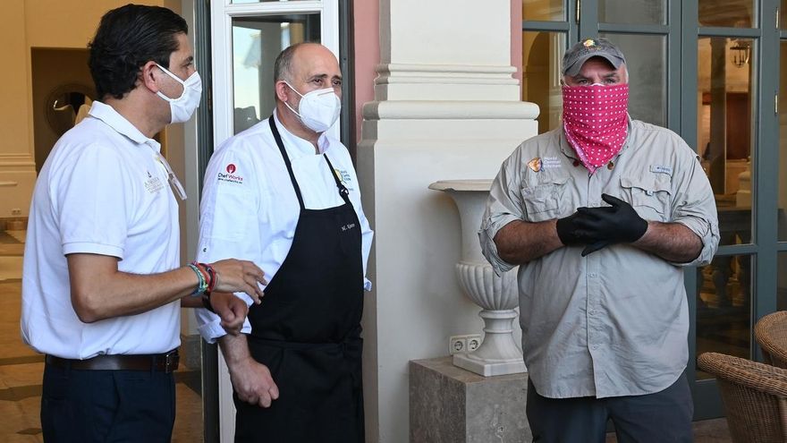 El chef José Andrés (d) con su ONG World Central Kitchen.