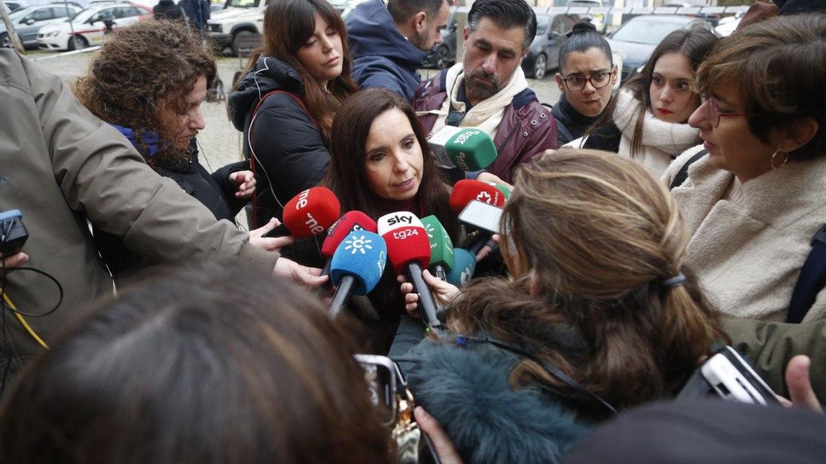La psicóloga y diputada provincial Irene Aguilera atienda a los medios de comunicación en el exterior del centro cívico Poniente Sur de Córdoba.
