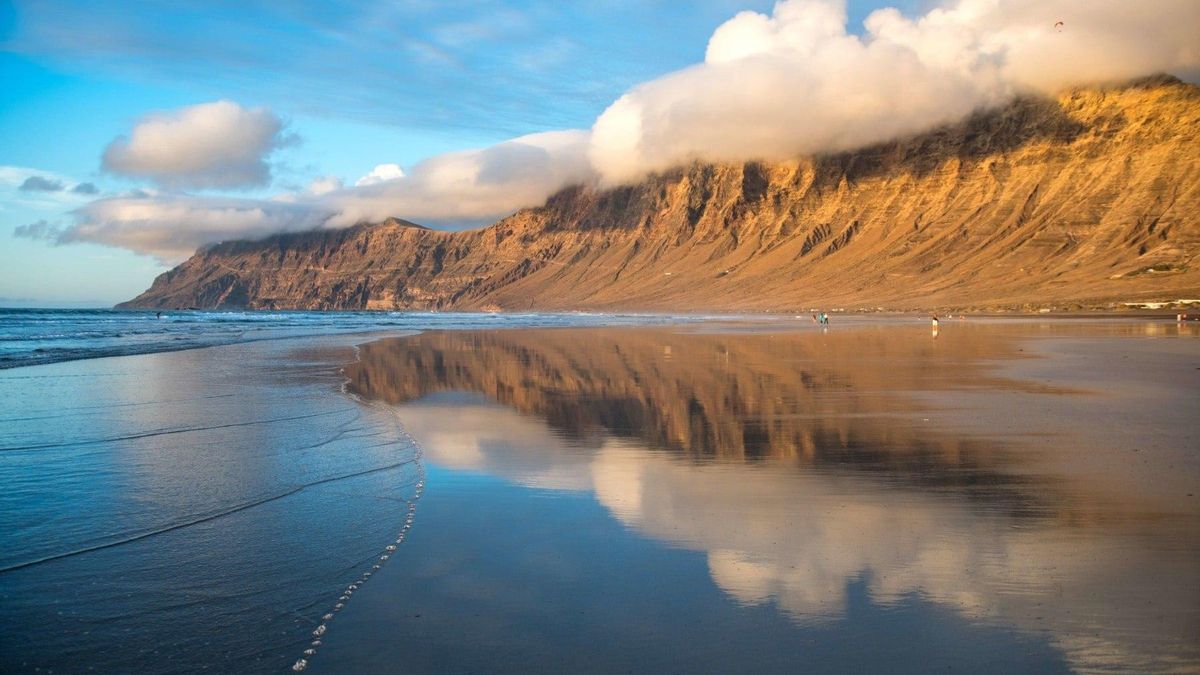 El gran acantilado de más de 600 metros de altura sobre uno de los arenales más icónicos de Lanzarote