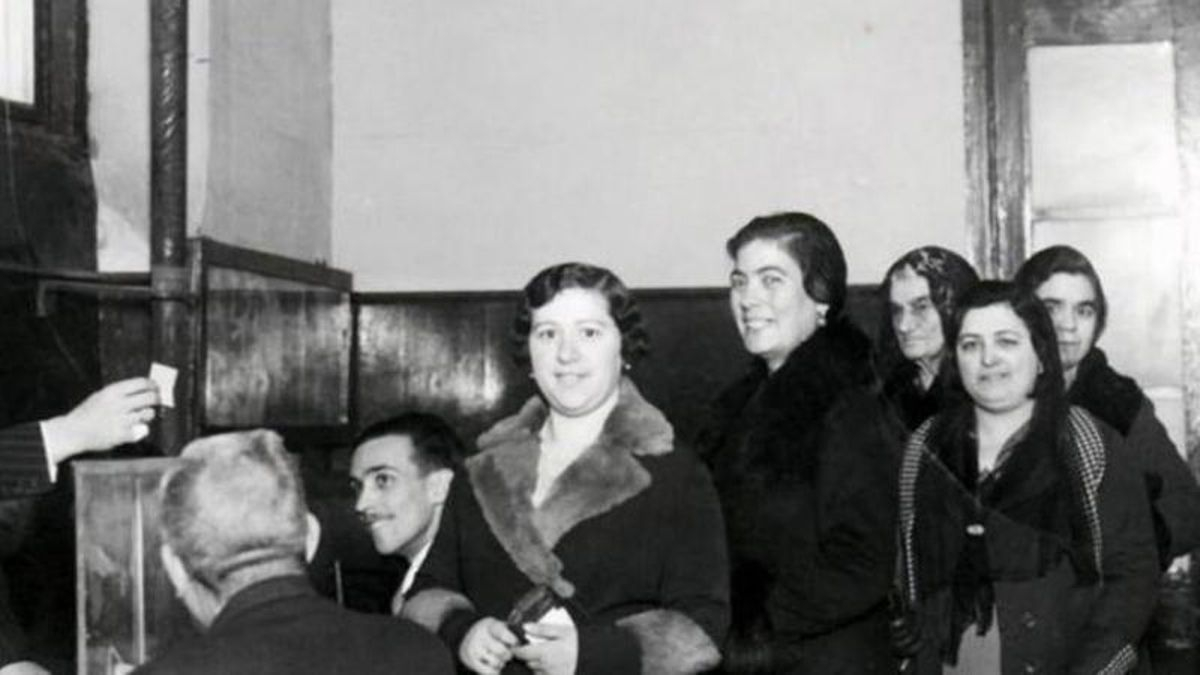 Imagen histórica de las mujeres votando por primera vez en España. Ellas eran mayoría en el censo electoral