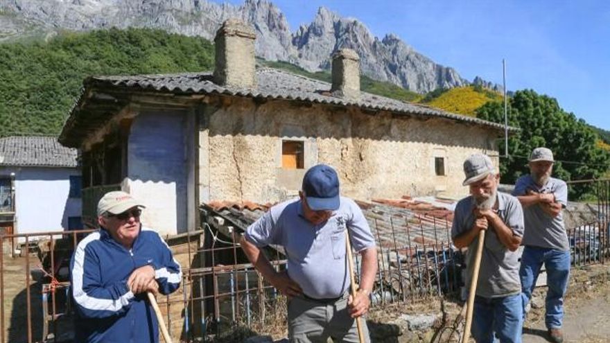 Eduardo Margareto / ICAL Varios emigrantes de Posada de Valdeón se encuentran en el pueblo. Abel (I), empresario cárnico en Los Angeles, y los mellizos Amadeo y José (D), pastores en Arizona