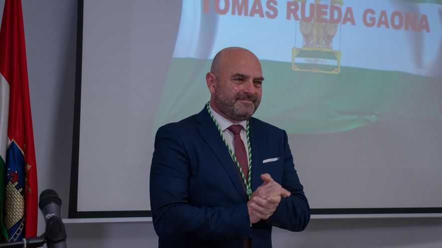 Tomás Rueda saluda tras recibir un premio por su gestión al frente de la Reserva de la Biosfera Sierra de Las Nieves.