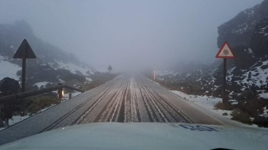 Carretera con nieve en el Teide por el paso de una dana.