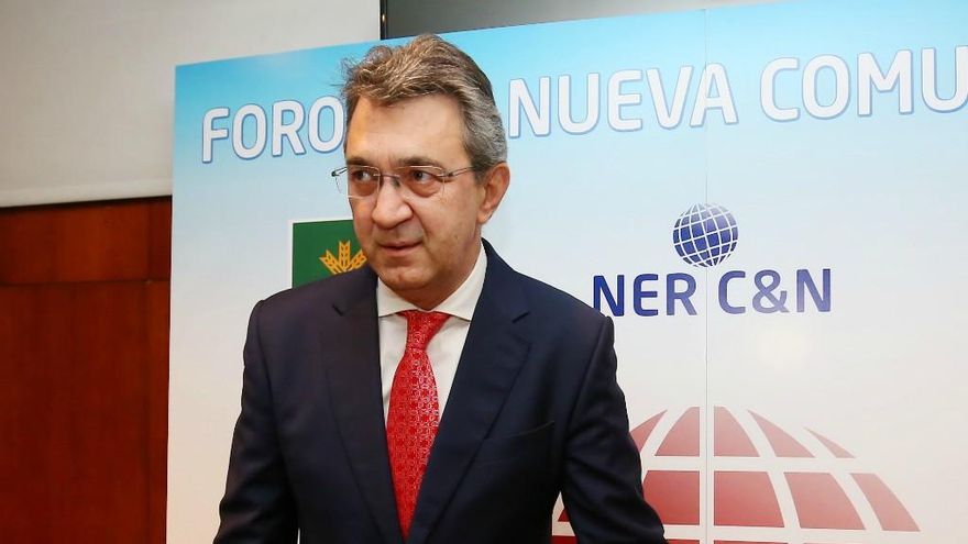 César Sánchez / Ical. El presidente de la Diputación de León, Juan Martínez Majo, durante su intervención sobre los presupuestos de la institución provincial en el Foro Nueva Comunicación, organizado por el grupo Noroeste en Red y Caja Rural en Ponferrada.