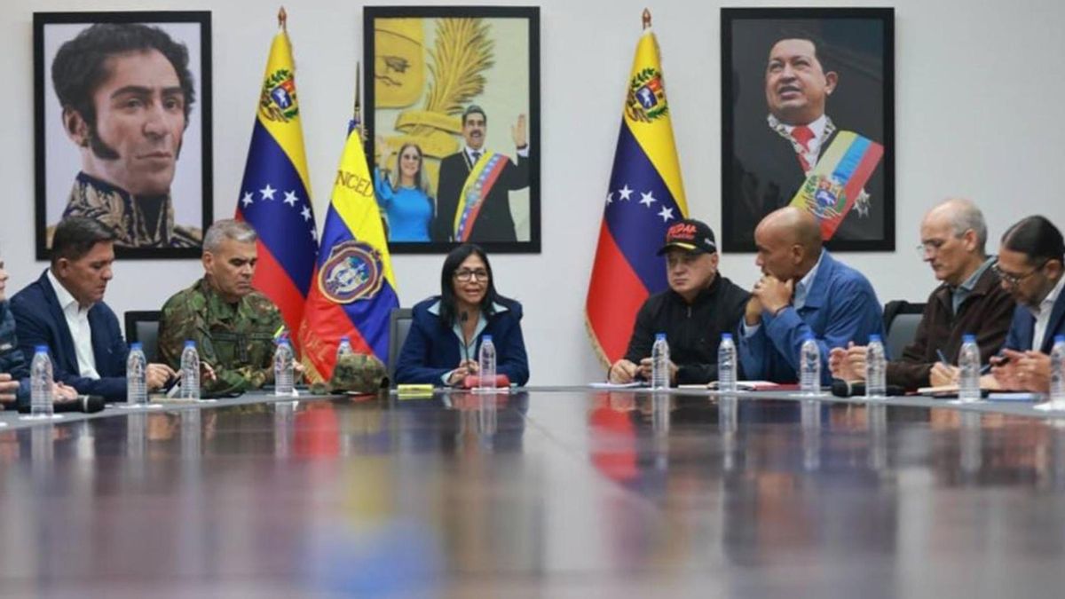 Captura de pantalla de la cuenta oficial en Instagram de la vicepresidenta ejecutiva de Venezuela, Delcy Rodríguez (en el centro), hablando en una reunión este domingo, en Caracas.