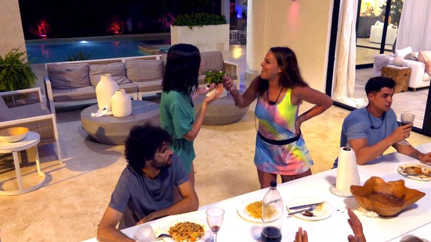 Polémico corte de Carmen Nadales a Marta Peñate en '¡Vaya vacaciones!': "Pues que se muera tu madre"