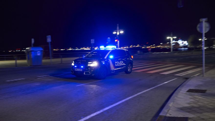 Un coche de Policía Nacional circula por el Paseo Pereda, de Santander, durante el toque de queda.