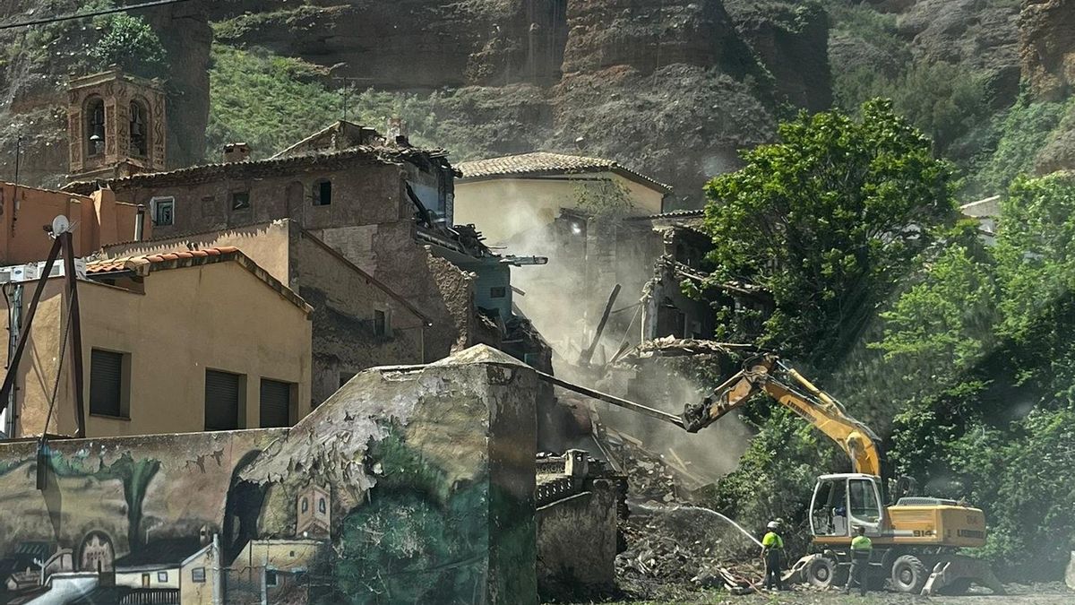 Imágenes de la demolición de la casa palacio de los duques de Villahermosa en Los Fayos