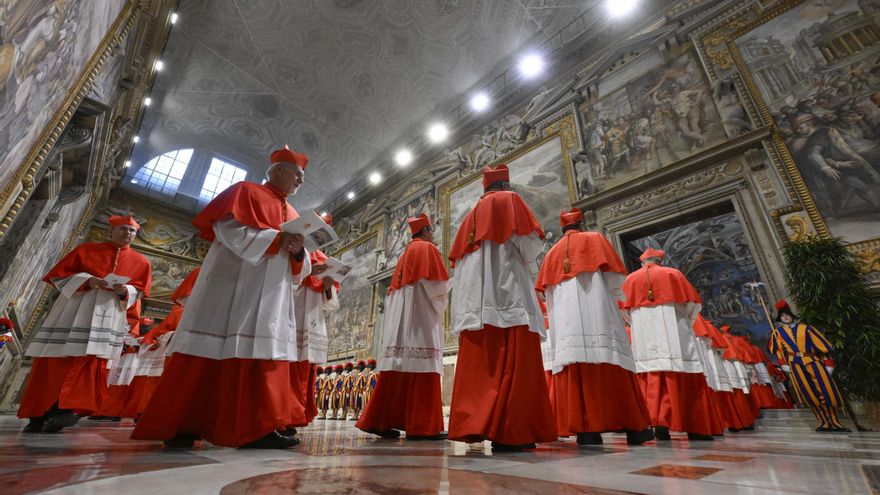 Comienza la procesión de los cardenales a la Capilla Sixtina para el inicio del cónclave
