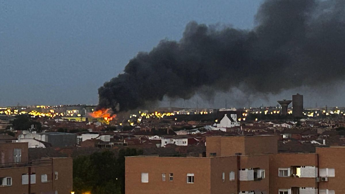 Vista del incendio de la nave de trasteros desde una vivienda de Villaverde