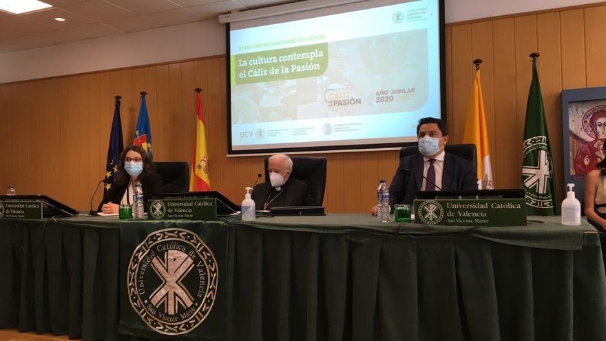 Oltra y Cañizares en el acto organizado en la Universidad Católica de Valencia.