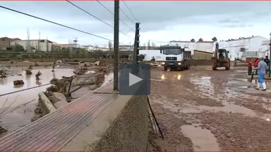 Jueves de limpieza y cálculo de daños en Ribera del Fresno tras una riada y rescate de tres familias