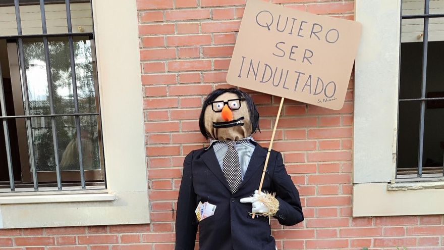 El gobierno del PP en Jaén obvia las bases del concurso municipal de quema de muñecos y deja arder uno de Puigdemont