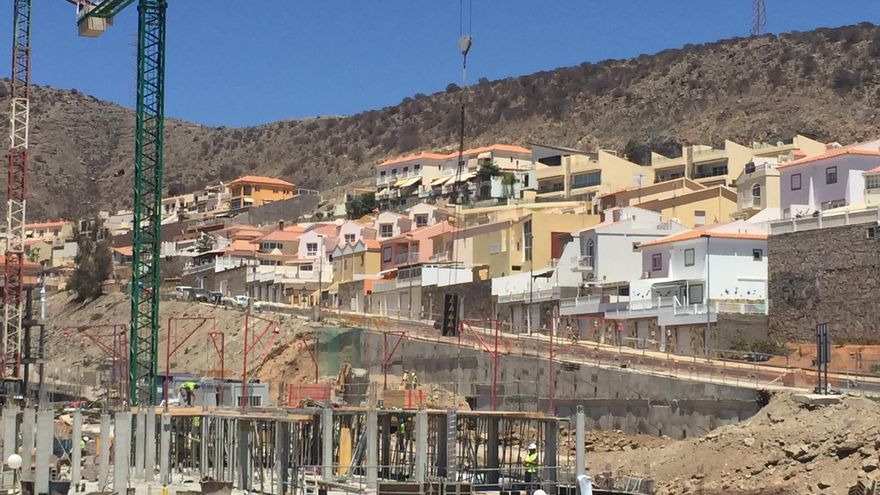 Obras que se realizan en el interior de un barranco ubicado entre la avenida Mencey y la calle Nayra, en Mogán, que produjeron un derrumbe y el cierre de una avenida.