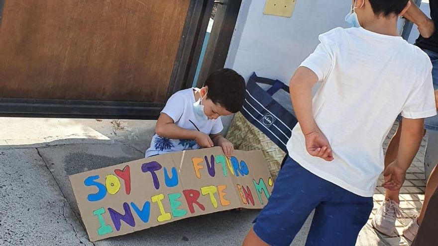 Concentración en el CEIP Costa Teguise para exigir ratios de alumnos más bajas